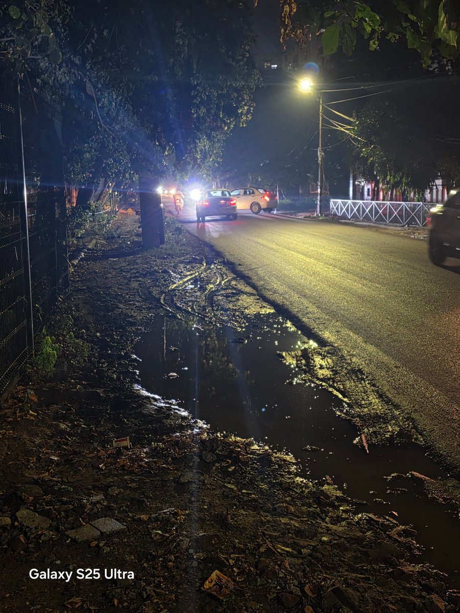 SatendraDeshmu1's tweet photo. Sector 56, Gurugram (Hong Kong Market signal to Golf Course Road): ~8 to 10 months ago, this road was unnecessarily re-laid without milling the old tar. Result? The road level is now higher than the existing footpath and residential societies!
Today, there is a massive 1–2 ft dangerous gap along the roadside, worsened by dumped construction debris (broken tiles, toilet seats). Because the footpath is unusable, children from Shalom Presidency & nearby many schools and senior citizens visiting the HUDA Market are forced to walk right in the middle of heavy Gurugram traffic.
रोड का लेवल बिना सोचे-समझे बढ़ा देने से सारी सोसाइटीज गड्ढे में चली गई हैं। ये कौन सी प्लानिंग है? कोई देखने और पूछने वाला क्यों नहीं है? हम चीन और विकसित देश की बात करते हैं, लेकिन ज़मीनी हकीकत यह है।
Multiple complaints have yielded zero action. Requesting @cmohry @NayabSainiBJP @OfficialGMDA @MunCorpGurugram  to urgently inspect this stretch, fix the 2-ft roadside drop, and make the footpath safe for pedestrians! #Gurugram #Sector56 #MCG #GMDA

@GauriSarin @gurgaon_live @DC_Gurugram @HTGurgaon @diprogurugram1
