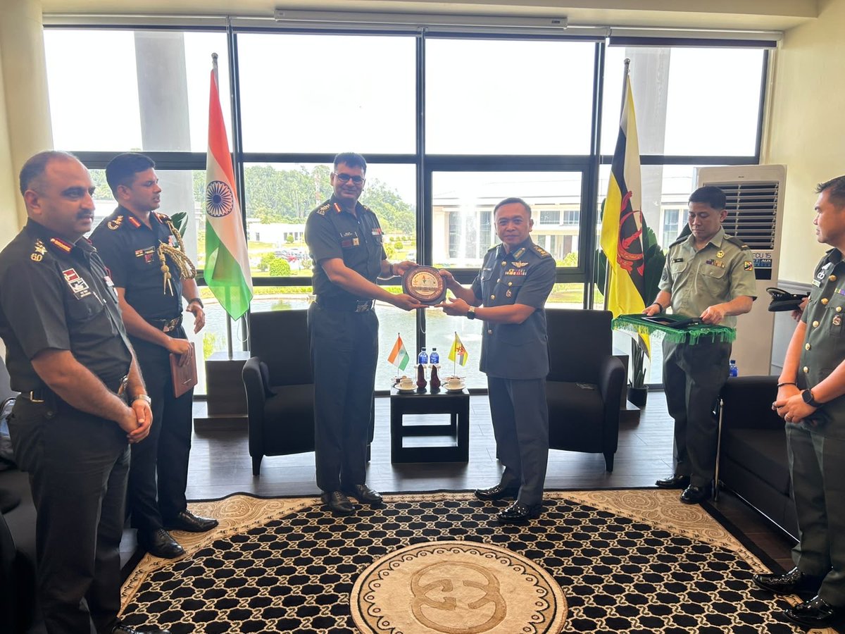 HQ_IDS_India's tweet photo. As part of the International Strategic Management Tour #ISMT, a delegation from #CDM_IDS visited #Brunei Darussalam. 

The delegation visited the Prime Minister's Office and gained valuable insights on Brunei's Vision 2035, (#Wawasan2035), issues of energy security and  maritime coordination.

The delegation also visited military establishments including Defence Academy, #Muara Naval Base and engaged with the Commander, Royal Brunei Navy in the presence of Hon'ble High Commissioner of India to Brunei.

With visits to key ministries and  departments, the delegation gained rich perspectives on regional security and the interactions provided comprehensive understanding of areas of mutual interests including #DefenceCooperation.
🇮🇳 🤝 🇧🇳 

@DefenceMinIndia 
@SethSanjayMP 
@MEAIndia 
@HCIBrunei 
@SpokespersonMoD