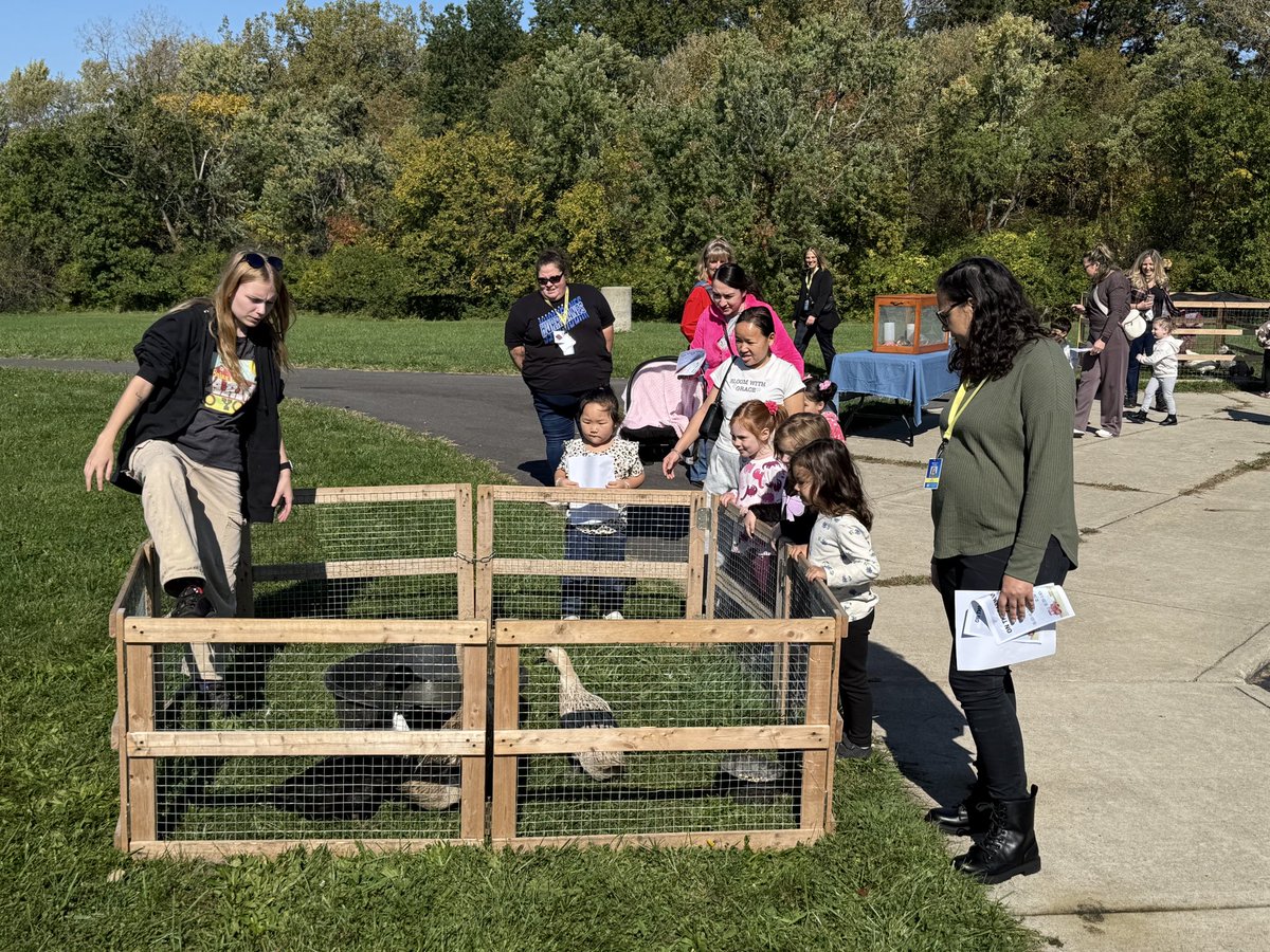 HurricanesSuper's tweet photo. An amazing event and experience for our Preschoolers! #OnTheFarm @BrooklynSchools https://t.co/yzQ2KYxkkw