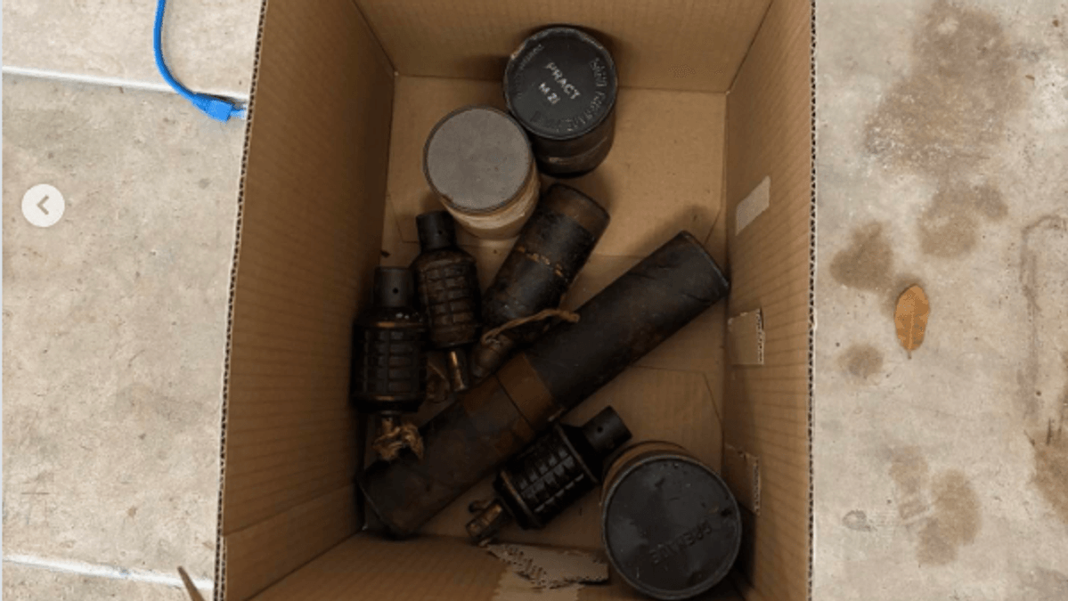 DontBeBobby's tweet photo. 🚨 Bought boxes at an Austin estate sale… found 6 LIVE WWII grenades inside 💣
Police X-rayed them Monday and the bomb squad hauled them away. Imagine opening that box 😳
Weirdest thing you've ever found secondhand? 👇
#WeirdNews
https://t.co/kmMlEcA1bv https://t.co/UD0fSvluED