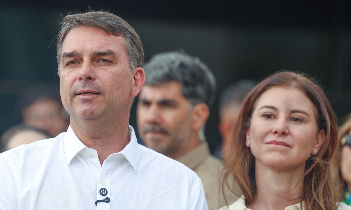 soberanismobr's tweet photo. Difícil achar sujeito mais covarde que esse: Faltou na votação que dava fim à escala 6x1 para ficar fazendo dancinha de campanha na rua.

Inimigo do povo, ele e sua família nojenta. https://t.co/xiBDw8ufDe