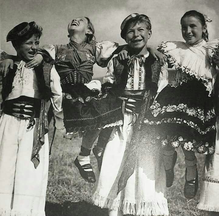MountainLore_'s tweet photo. Childhood

Before the world grows vast, it lives in the smallest moments.

#MountainLore #Childhood #LivingHeritage #Ethnography https://t.co/OAeIKKuIfc