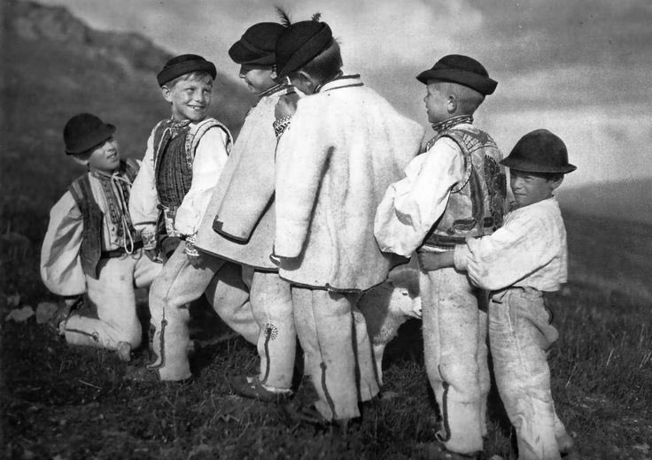 MountainLore_'s tweet photo. Childhood

Before the world grows vast, it lives in the smallest moments.

#MountainLore #Childhood #LivingHeritage #Ethnography https://t.co/OAeIKKuIfc