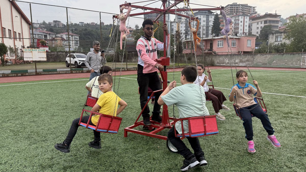 GSB_GiresunGM's tweet photo. 🎈 Görele’de Çocuk Şenliği’ne gönüllü gençlerimizle katıldık! 💙

Görele Gençlik Merkezi’nin düzenlediği şenlikte; oyun parkurları, yüz boyama, halat çekme, çuval yarışı ve pony atlarıyla çocukların mutluluğuna ortak olduk. 🐴

#GöreleÇocukŞenliği 
#GiresunGençlikMerkezi https://t.co/Tz9uA4m9zu