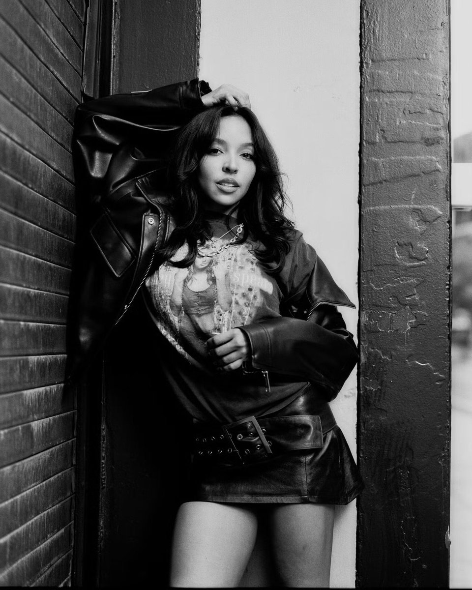 AtlanticRecords's tweet photo. 𝐓𝐢𝐧𝐚𝐬𝐡𝐞 𝐒𝐭𝐞𝐩𝐬 𝐈𝐧𝐭𝐨 𝐇𝐞𝐫 𝐏𝐨𝐩 𝐌𝐨𝐦𝐞𝐧𝐭 ☆ @Tinashe @nytimes https://t.co/C0EfwJOmkp