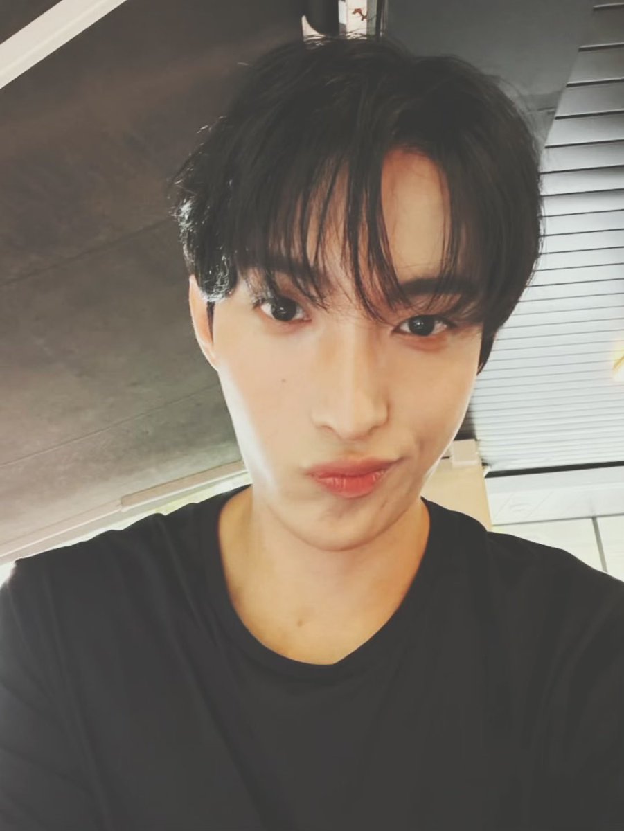 ddoiddorung's tweet photo. 𑣲 ☁️ post a photo of you and three of your favs and let your oomfs choose who suits you the best ˚⟡˖ ࣪ https://t.co/jBph33D9Sl
