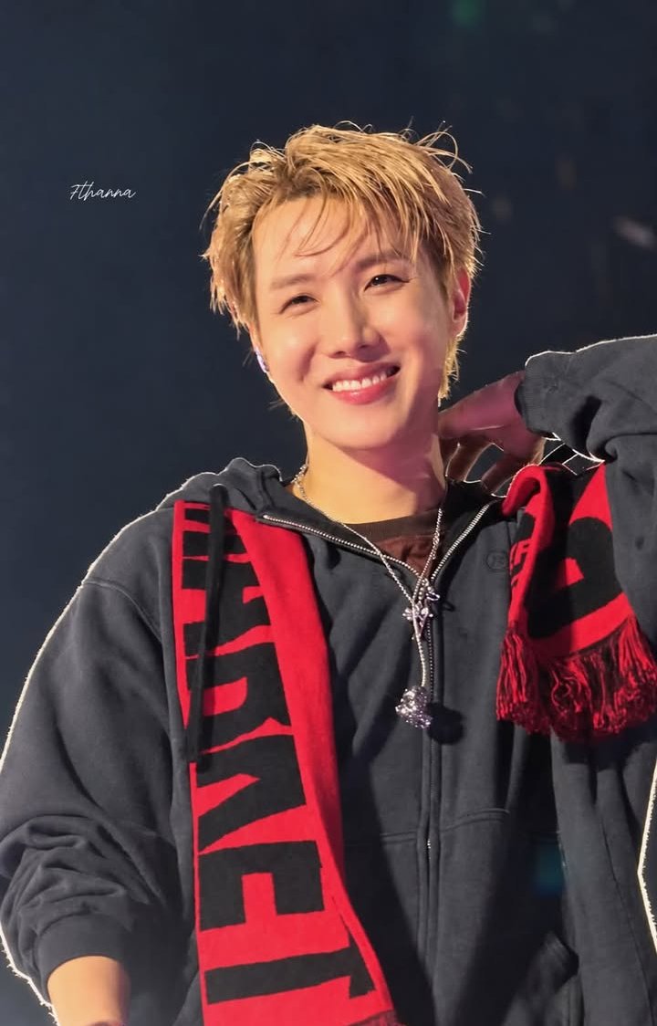 btsworld62953's tweet photo. JHOPE ♥️💜SANTIAGO D- 1 https://t.co/N9enfKnkYp