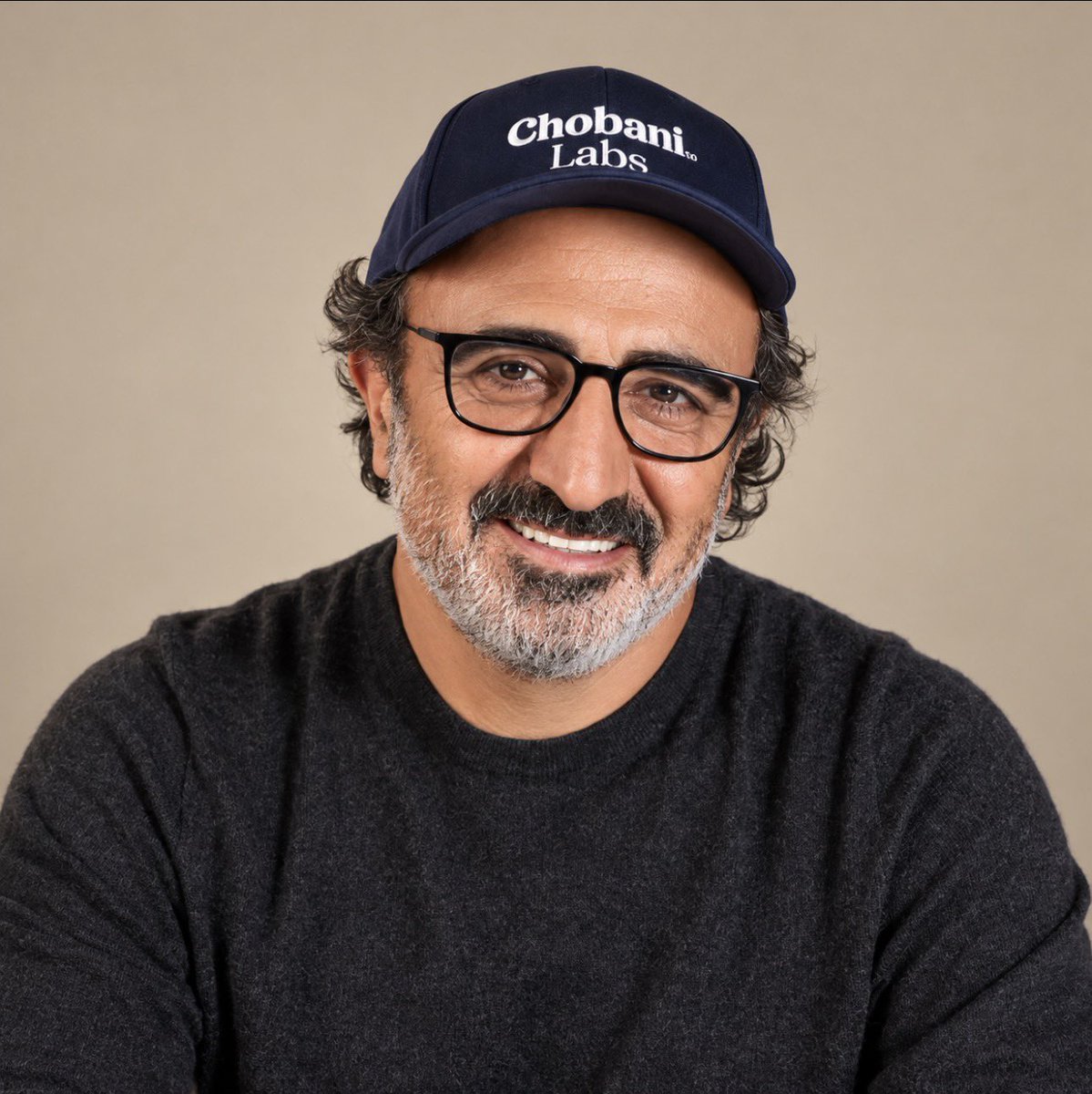 briefekonomi's tweet photo. Hamdi Ulukaya:

“Amerika’ya ilk gittiğimde 23 yaşındaydım. New York’un kuzeyinde bir çiftlikte 1,5 yıl kadar çalıştım.”

“Babam bir gün yanıma ziyarete geldi ve sen neden burada peynir yapmıyorsun dedi.”

“Ben de o günden sonra babamın ısrarıyla peynir işine girmeyi düşünmeye başladım.”

“Bir gün gazete okurken Kraft markasına ait bir yoğurt fabrikasının 700 bin dolara satıldığını gördüm.”

“Önce gazeteyi çöpe attım, bir süre sonra o gazeteyi geri alıp ilan sahibini aradım.”

“Ertesi gün fabrikaya gittim. 80 yıllık fabrika kapanıyordu. İşçiler makineleri kapatıyordu.”

“Hemen avukatımı aradım. Avukatım, Kraft gibi bir şirket yoğurt işinden çıkıyorsa sen ne yapacaksın dedi.”

“Bir de bende o zaman 700 bin dolar da yoktu. Ne yaptım ne ettim, devlet ve bankanın desteklediği girişimcilik programı sayesinde fabrikayı satın aldım.”

“Fabrika kapanmadan önce müdüre, bu 55 kişinin içinden kimleri işe almamı tavsiye edersin diye sordum.”

“Müdürün önerdiği 4 kişiyi işe aldım.”

“2007 yılında yoğurt satışına başladık. 300 koli stoğumuz vardı.”

“İlk müşterimiz Long Island’da bir marketti.”

“İki hafta boyunca o marketin yeni sipariş verip vermeyeceğini bekledim. Ardından 400-500 kolilik ikinci siparişi verdiler.”

“Üçüncü siparişte market sahibini arayıp, aynı müşteriler yoğurdu tekrar mı alıyor, yoksa farklı insanlar mı geliyor diye sordum.”

“Sadece tekrar almıyorlar, arkadaşlarına da tavsiye ediyorlar cevabını aldım.”

“O anda ürünün tutulacağını anladım.”

“Daha sonra yaklaşık 200 mağazası olan büyük bir süpermarket zincirine görüşmeye gittim.”

“Amerika’da her ürünü rafa koymak için 30-50 bin dolar raf parası isteniyordu.”

“5 ürünümüz vardı ve yaklaşık 200 bin dolar ödememiz gerekiyordu. O zamanlar böyle bir paramız yoktu.”

“Marketin müdürüne, raf ücretini yoğurtla ödeyelim. Ürün satıldıkça faturamızdan kesin dedim.”

“Ya satmazsa diye sordu.”

“Ben de satmazsa fabrikayı size veririz dedim.”

“Sonra adam bize şans verdi.”

“3 hafta sonra marketten telefon geldi. Adam bana, bu yoğurdun içine ne koyuyorsun, peynir ekmek gibi satılıyor, ürün yetiştiremiyoruz dedi.”

“O anda artık sorunun satış değil, talebi karşılayacak kadar üretim yapmak olduğunu anladım.”

“Şirket büyüdükçe işe alım yapmak istiyorduk fakat fabrika dağın başında diye büyük şirketlerde çalışan tecrübeli insanlar kariyerlerini bırakıp gelmek istemiyordu.”

“Bu yüzden birçok departmanı yeni mezun gençlerle kurduk ve birlikte büyüdük.”

“Gençlere sen sosyal medyayı yap, sen finansı takip et diyorduk.”

“Muhasebeyle ilgilenen arkadaşımıza, burayı bir bakkal dükkanı gibi düşün. Ne sattık, ne aldık, ne kadar kazandık, bana sade şekilde anlat diyordum.”

“O şekilde ilerledik ve bugünlere geldik.”