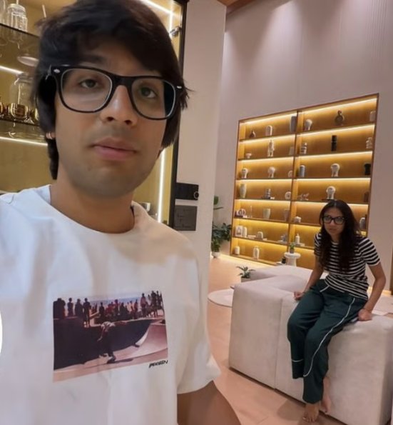 Ajaykumaarji's tweet photo. YouTuber Sourav Joshi कंटेंट के चक्कर में सारी हदें पार कर गया है।

पत्नी Avantika Bhatt को ही कुत्ते Oreo के बर्तन से पानी पिला दिया।

दरअसल, Sourav ने अपने व्लॉग में ट्रुथ एंड डेयर चैलेंज के दौरान Avantika को Oreo के पानी वाले बर्तन से पानी पीने को कहा था।

जिसके बाद Avantika...1/2