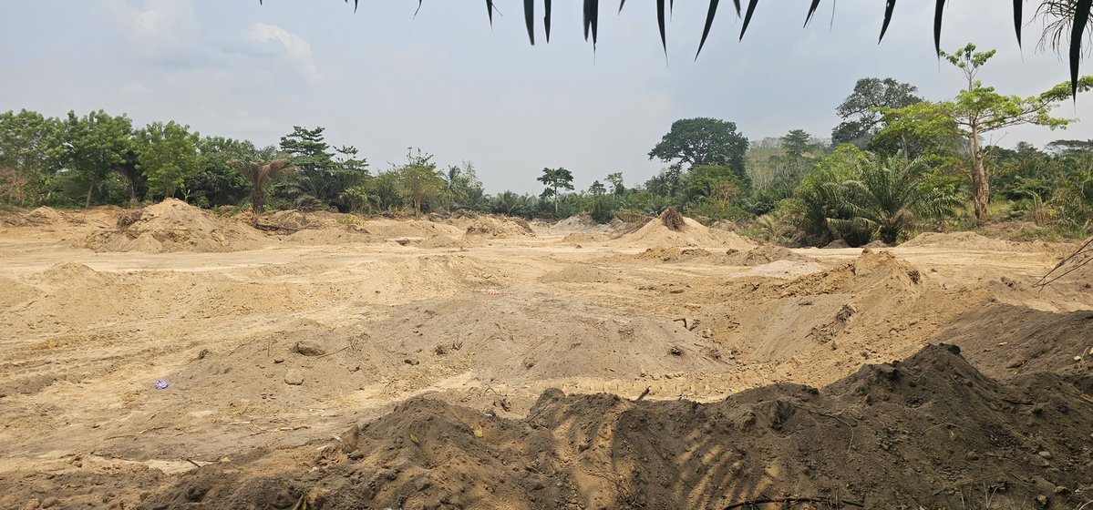 Alidealshub's tweet photo. @Citi973 Suppose I was the officer herrr, hmmm aaahh. This what they did to us about a year and half ago. They came with guns terrorised everybody destroyed my sugar farm, palm plantation and the entire vegetation around. More than 20 acres of land destroyed just like that. https://t.co/4lHHtFMR1p