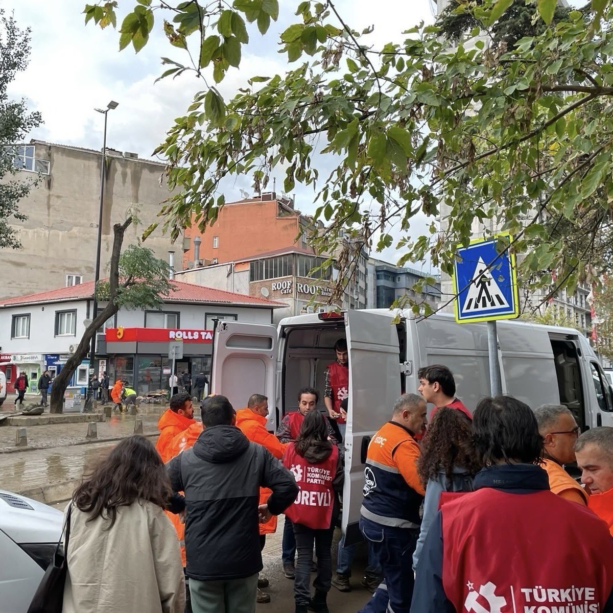 istanbul_tkp's tweet photo. İstanbul'un dört bir yanında semt evlerimizin, parti bürolarımızın kapıları dayanışma için tüm İstanbullulara açık olacaktır. https://t.co/rmDRvS2poB