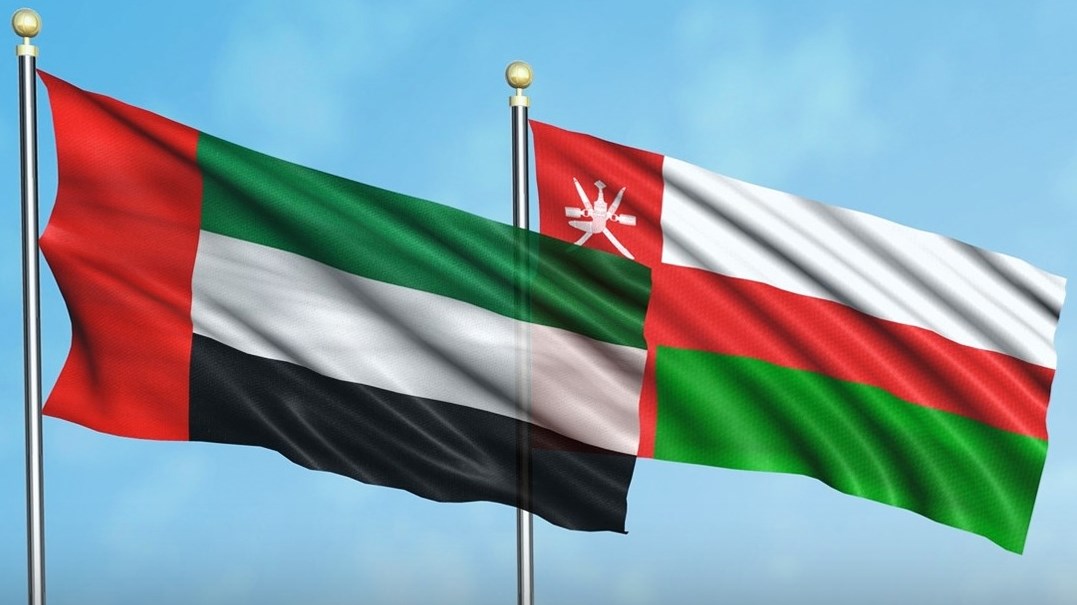 naifabdullah7's tweet photo. لماذا تتجه الاتهامات إلى سلطنة عمان والإمارات.. بعد تصريح التحالف عن "أطراف إقليمية" ساعدت الحوثيين؟

حتى لا نسوق الاتهامات جزافًا، بشأن دعم تسليح مليشيا الحوثي الإرهابية، لنرى ما الذي كشفته تقارير الأمم المتحدة ووزارة الخزانة الأمريكية.

تؤكد العديد من الحقائق والسوابق أن الأراضي العُمانية استخدمت لمساعدة مليشيا الحوثي الإرهابية، وكذلك أراضي الإمارات، ما جعل توجيه الاتهامات أمرًا مبررًا.
ورصدت تلك التقارير والبيانات، وقائع محددة عن تهريب مكونات عسكرية وأسلحة عبر الأراضي العُمانية، وعن شركات تعمل من الإمارات وعُمان، ساعدت في توريد معدات لمليشيا الحوثي الإرهابية.

تقرير الأمم المتحدة لعام 2025
كشف فريق خبراء مجلس الأمن عن استخدام معبري "شحن" و"صرفيت"، الواقعين على الحدود العُمانية اليمنية، بصورة متكررة لتهريب مواد ذات استخدامات عسكرية. وذكر أن المضبوطات شملت محركات مؤازرة للمسيّرات، وهي محركات كهربائية صغيرة ودقيقة، تُستخدم في الطائرات المسيّرة لتحريك أجزاء معينة والتحكم في زواياها وفق أوامر نظام الطيران. وتكمن أهميتها في أنها تساعد المسيّرة على تغيير اتجاهها والحفاظ على توازنها وتنفيذ المناورات الجوية بدقة.
ومن الوقائع المفصلة في ذات التقرير، أنه في 17 يناير 2024، تم ضبط 9 أجهزة تشويش على الطائرات المسيّرة وكان سير الشحنة وفقًا للتقرير (الإمارات – عمان – اليمن).
وفي 1 مارس 2024 تم ضبط 40 محرك مؤازرة للمسيّرات و1357 قطعة غيار، ومسار هذه الشحنة كان (عمان – اليمن).
وفي 5 مارس 2024 تم ضبط 600 جهاز اتصال لاسلكي و15133 قطعة مرتبطة بالاتصالات، وهذه الشحنة كان مسارها (عمان – اليمن).

شركة من عُمان مرتبطة بصواريخ "كروز"
وفي 17 يونيو 2024 أعلنت وزارة الخزانة الأمريكية فرض عقوبات على شركة مسجلة في سلطنة عمان ومشغّلها معاذ أحمد محمد الهيفي.
وبحسب الوزارة، عملت الشركة المسجلة في عُمان على شراء وتسهيل نقل مكونات صواريخ كروز ومعدات تصنيع ومواد مزدوجة الاستخدام إلى اليمن، بالتنسيق مع قيادات حوثية.

الأراضي الإماراتية.. ضمن شبكات إمداد الحوثيين
وكشفت بيانات رسمية لوزارة الخزانة الأمريكية عن نشاط شركات مقرها الإمارات، ارتبطت بشبكات تمويل وإمداد مليشيا الحوثي. ففي 16 يناير 2026، أعلنت الوزارة عقوبات على 21 فردًا وكيانًا، وحددت سفينة واحدة، ضمن إجراءات استهدفت شبكات تمويل الحوثيين وتوريد المعدات العسكرية والمكونات مزدوجة الاستخدام. وسمّت شركات تعمل من دبي، لدورها في أنشطة نفطية ومالية مرتبطة بالجماعة الحوثية الإرهابية.
كما كشفت عن دور شركة New Ocean Trading FZE في تقديم خدمات لوجستية للحوثيين، والعمل وكيلًا لشركة يمنية اشترت معدات عسكرية لصالحهم، فضلًا عن استيراد أجهزة اتصالات وإلكترونيات ومعدات تقنية إلى مناطق سيطرتهم.