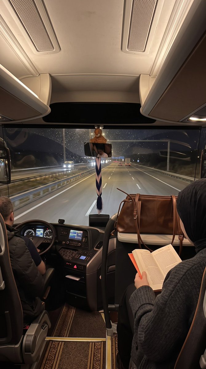 akifyanbak's tweet photo. Dün otobüste Allah’ın belası bir kız vardı, onun yüzünden uyuyamadım. Şoför bu kıza yazılacağım diye ışıkları kapatmadı. Kız kitabı kapatır kapatmaz “Okumanız bittiyse ışıkları kapatıyorum küçük hanım” dedi. Ya Kahhar ya! https://t.co/zUPDtxEaOf