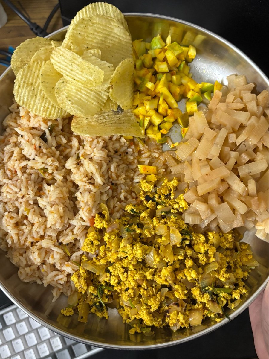 LORD_ALABAMA's tweet photo. Rice with chips as a crispy element has to the best genre of food https://t.co/qxsD2EzPxz