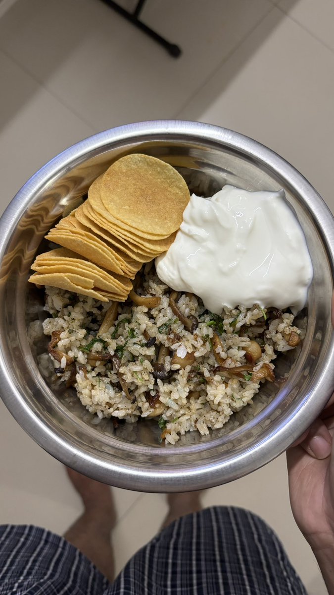 LORD_ALABAMA's tweet photo. Rice with chips as a crispy element has to the best genre of food https://t.co/qxsD2EzPxz