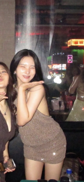 goonerassemble's tweet photo. Irl#20 
Ethnic:Chinese
Living:Singapore
Face:7/10 
Body:5.5/10
Overal:6/10 
Tall girl, nice face card. Naturally big boned and submitter tipped she is into white dicks, so any caucasian in singapore search her in clubs.Looks like a good fuck. https://t.co/lqw84YKdGD
