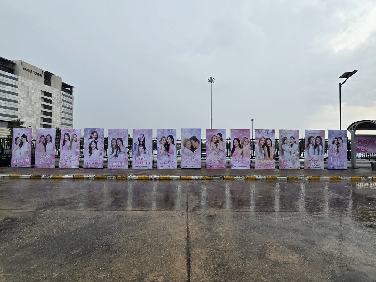 lingormfc_vn's tweet photo. 🌷 𝐋𝐢𝐧𝐠𝐎𝐫𝐦 𝐓𝐡𝐞 𝐖𝐨𝐫𝐥𝐝 𝐁𝐞𝐭𝐰𝐞𝐞𝐧 𝐔𝐬 𝐂𝐨𝐧𝐜𝐞𝐫𝐭 💜

Chuỗi 26 standee LingOrm Vietnam Fanbase hợp tác thực hiện cùng 15 fanbase thuộc LingOrm Worldwide đã lên sóng. 

Nếu cả nhà có bắt gặp standee ở Impact cuối tuần này thì cho chúng mình xin các bức ảnh checkin nhaa 

📅  Thời gian: Đến hết ngày 18.10.2026
📍  Địa điểm: Phía trước Aktiv Square

#หลิงออม #LingOrm