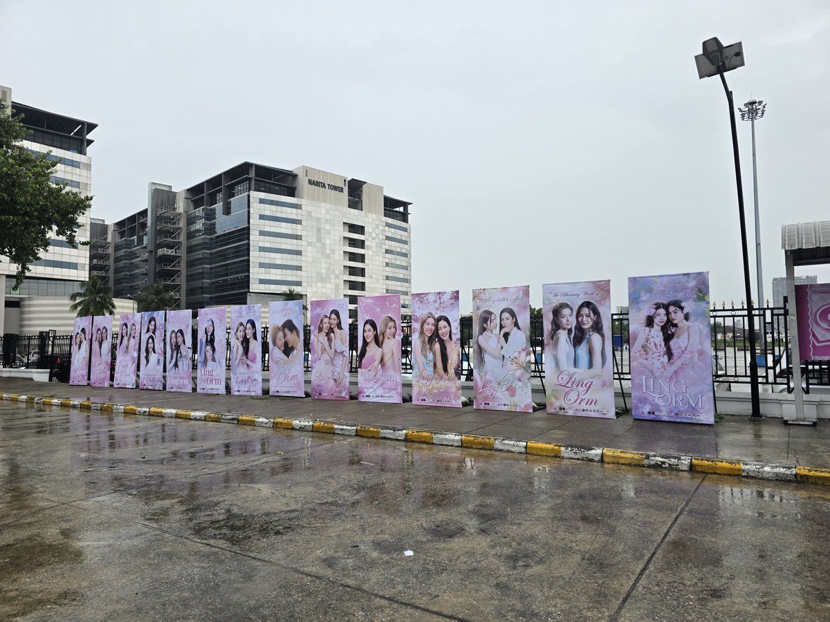 lingormfc_vn's tweet photo. 🌷 𝐋𝐢𝐧𝐠𝐎𝐫𝐦 𝐓𝐡𝐞 𝐖𝐨𝐫𝐥𝐝 𝐁𝐞𝐭𝐰𝐞𝐞𝐧 𝐔𝐬 𝐂𝐨𝐧𝐜𝐞𝐫𝐭 💜

Chuỗi 26 standee LingOrm Vietnam Fanbase hợp tác thực hiện cùng 15 fanbase thuộc LingOrm Worldwide đã lên sóng. 

Nếu cả nhà có bắt gặp standee ở Impact cuối tuần này thì cho chúng mình xin các bức ảnh checkin nhaa 

📅  Thời gian: Đến hết ngày 18.10.2026
📍  Địa điểm: Phía trước Aktiv Square

#หลิงออม #LingOrm