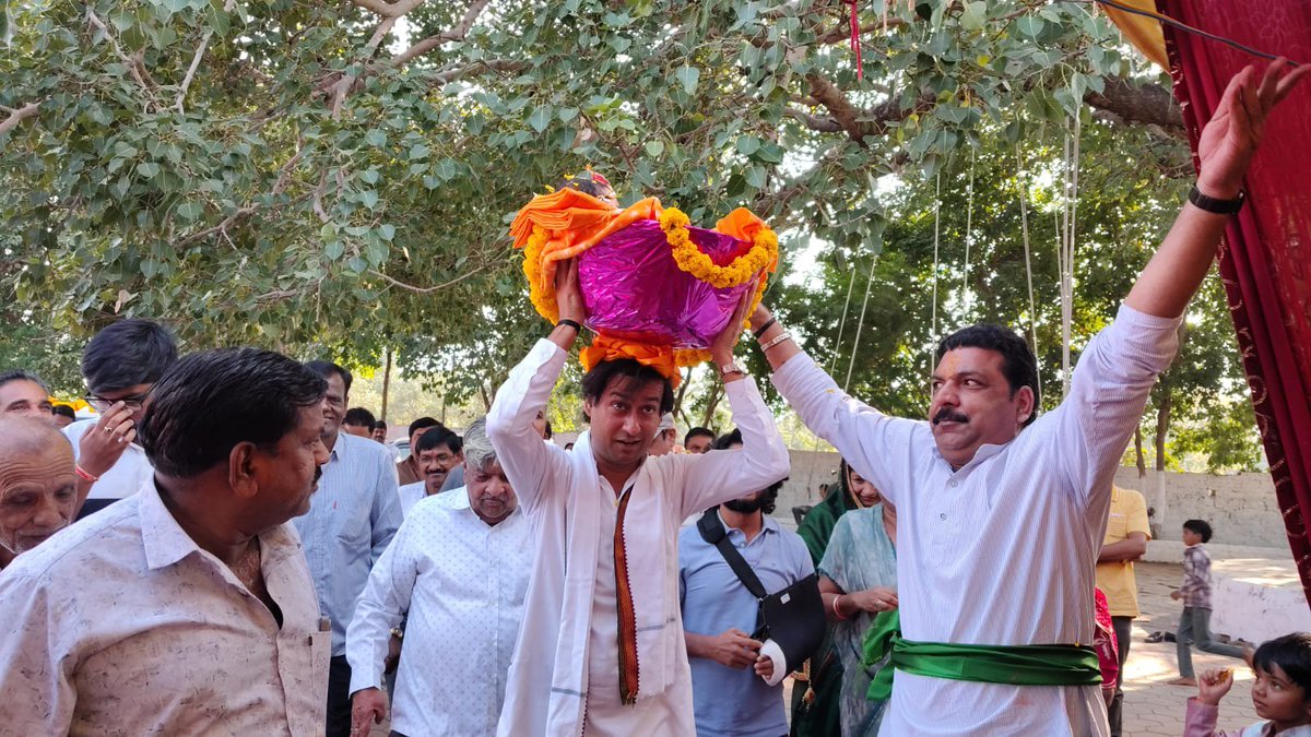 JVSinghINC's tweet photo. आज प्राचीन शिव मंदिर गुफा परिसर, गादेर, जिला गुना में समाजसेवी श्री प्रेमनारायण राठौर (भजन सेठ) जी एवं समस्त राठौर परिवार द्वारा आयोजित श्रीमद्भागवत कथा ज्ञानयज्ञ में भगवान श्रीकृष्ण जी के जन्मोत्सव के पावन अवसर पर सम्मिलित होने का सौभाग्य प्राप्त हुआ।
इस पावन अवसर पर मुझे वसुदेव जी की भूमिका निभाने और योगेश्वर भगवान श्रीकृष्ण के प्रतीकात्मक बालरूप को टोकरी में विराजमान कर अपने सिर पर धारण करने का सौभाग्य मिला।
जिस प्रकार वसुदेव जी ने अपने नवजात पुत्र वो भी साक्षात श्रीमन नारायण अवतार, श्रीकृष्ण जैसे बेटे की रक्षा के लिए उन्हें यमुना जी पार कर गोकुल में नंद बाबा एवं माता यशोदा के पास पहुँचाया। एक पिता के लिए कितना कठिन और भावुक कर देने वाला त्याग रहा होगा।
इस पावन अवसर पर भगवान श्रीकृष्ण जी के चरणों में समस्त क्षेत्रवासियों के सुख, समृद्धि, खुशहाली एवं मंगलमय जीवन की प्रार्थना की।
जय श्रीकृष्ण!