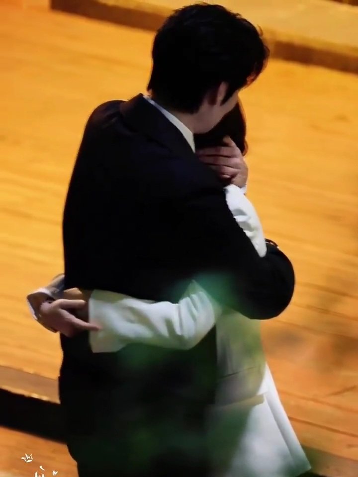 recollectionzip's tweet photo. as hug enthu i'm so intrigued by daxun hand placement on maimai nape when he hugs her! is that just his usual way of hugging?? not something i see often but feels refreshing https://t.co/NQVRSHRAb2