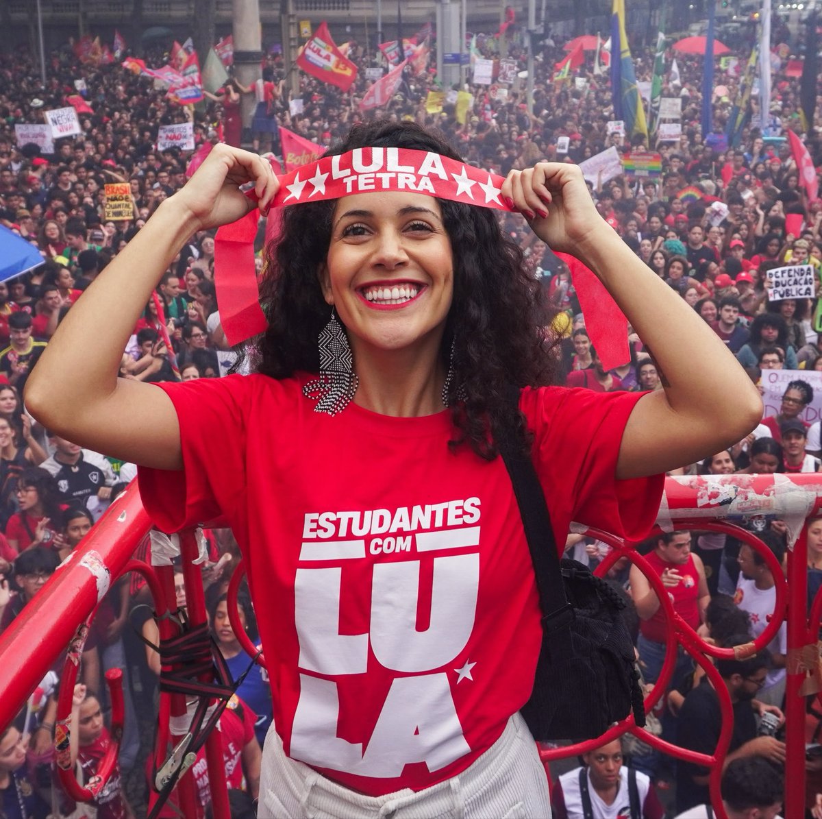 seremosresisten's tweet photo. URGENTE! Campanha de Flávio Bolsonaro aciona o TSE para tentar calar os estudantes e processa a presidenta da UNE, Bianca Borges, por mobilizar assembleias nas universidades pelo Brasil! As pesquisas já apontam uma virada e Flávio está com medo. Espalhe esse post! https://t.co/WaZZ60auXr