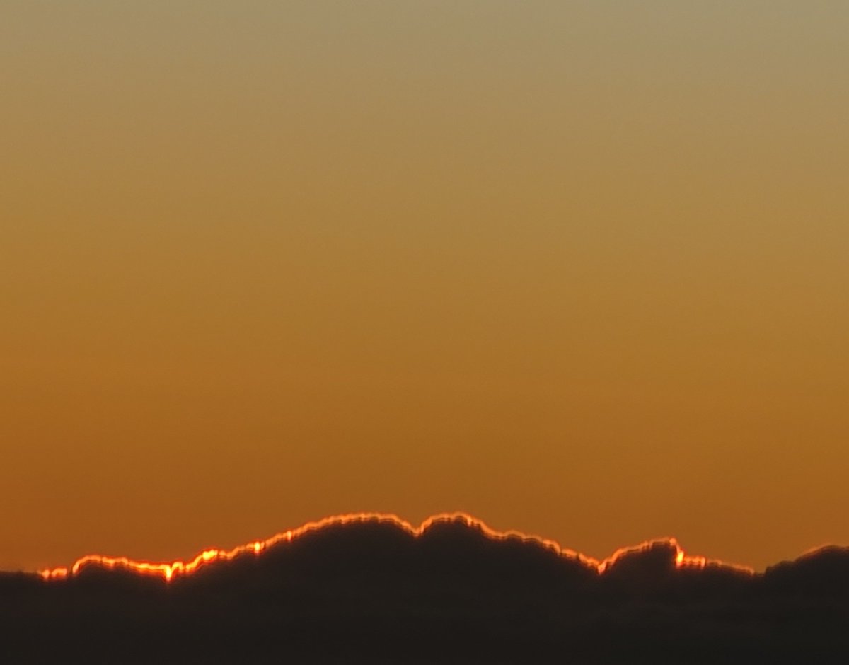 DrAmbrishMithal's tweet photo. The sun has disappeared but its light lingers, adorning the edges of the clouds
#Viewfromthewindow #flight #sunset #dusk https://t.co/1A4lrgqBca