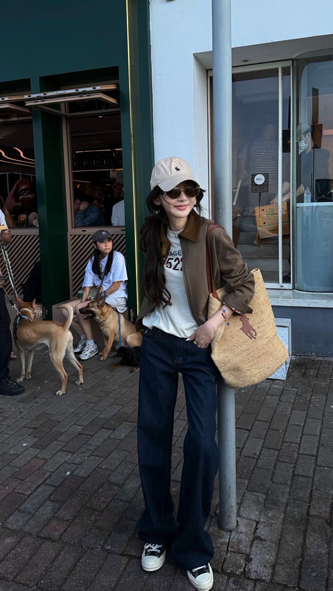Freya9523's tweet photo. Casual street snapshot. Vintage jacket with jeans, straw tote and cap, relaxed everyday outfit. #streetstyle #dailyfit https://t.co/rDlvgoY1K3