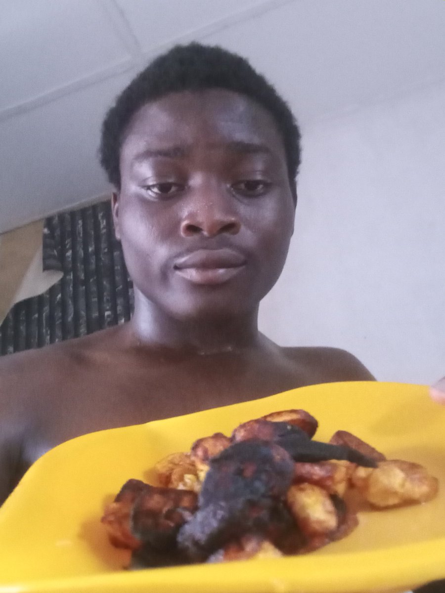 WChampion89813's tweet photo. First time frying plantain 😂😋 Abeg rate my effort, no lie o 😂 https://t.co/2EJkyPf4nB