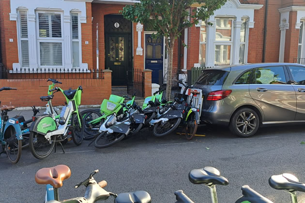 putneysw15's tweet photo. Wandsworth Introduces Fair Use Charter for e-bikes
Aiming to tackle obstructive e-bike parking and improve pavement safety https://t.co/f3MGSIFN3F https://t.co/6xyMMLoAeP