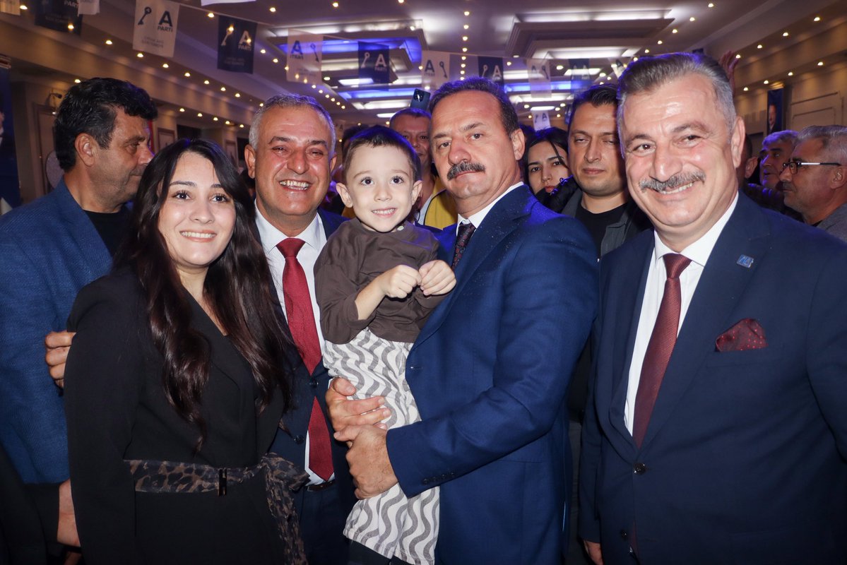 yavuzagiraliog's tweet photo. Bursa’da ilk gün: Umutla buluştuk…

Üç günlük Bursa programımıza Mustafakemalpaşa’da başladık. İlçe Başkanlığımızın açılışını gerçekleştirdik, hemşehrilerimizle de halk buluşmasında bir araya geldik.

Türkiye Yüzyılı diye müjdesi verilen günlerin ekonomik şartlarını, vatandaşlarımızın yaşadığı geçim sıkıntılarını ve ülkemizin geleceğine dair hedeflerimizi konuştuk.