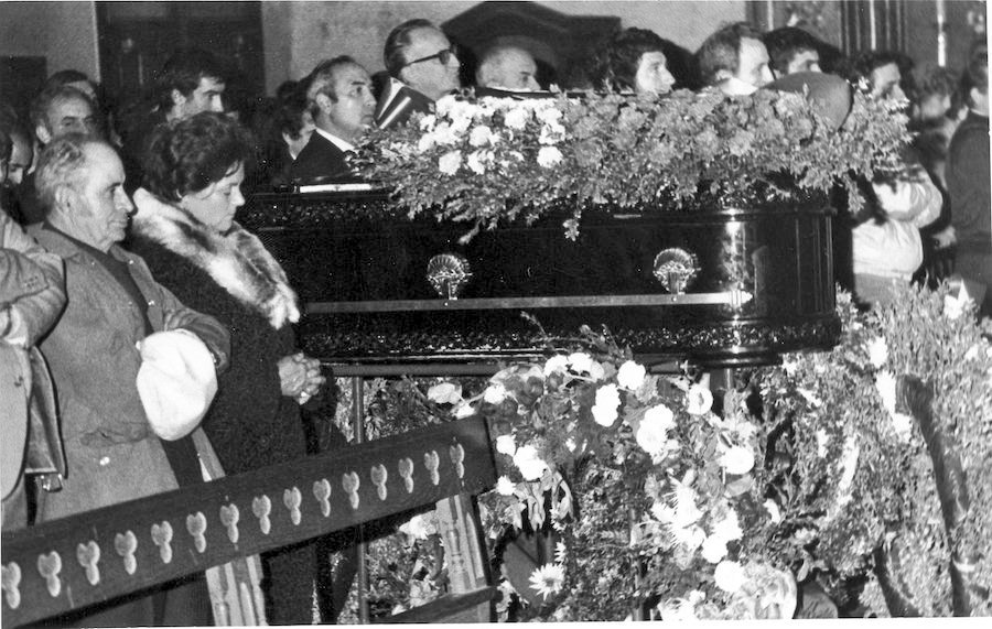 CarlosDeUrrecha's tweet photo. "Yo soy la hija mayor pero sólo tenía 3 años cuando ETA asesinó a mi padre"
Dña Ainara, hija de D. Gregorio Hernández Corchete, 27 años y 3 hijos, asesinado a balazos en Leiza por los cobardes de ETA

"Aprendimos a callar, sólo hablábamos del tema en casa"
https://t.co/6VmxI0loh2 https://t.co/siI8zIHlEr
