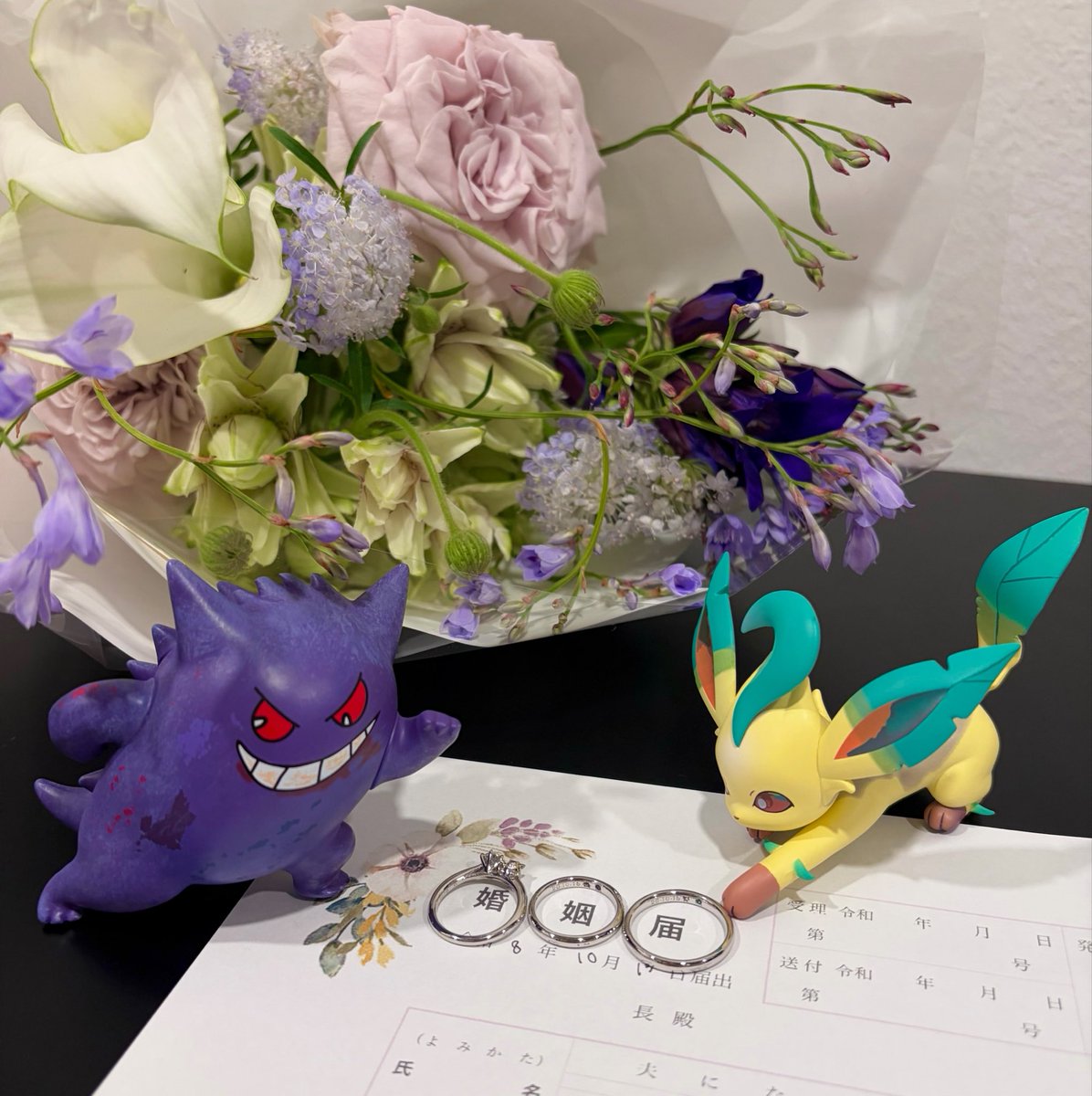 ogen_gen__JP's tweet photo. 2026/10/15
本日結婚しました💍
ポケモンがきっかけで出会い、遠距離も乗り越え夫婦になれてしあわせです💐
リングの刻印にも相棒を💜💚
お互いの誕生石カラーがぴったりという運命！
これからも仲良く楽しく暮らします❤︎ https://t.co/mmSsw6qTYx