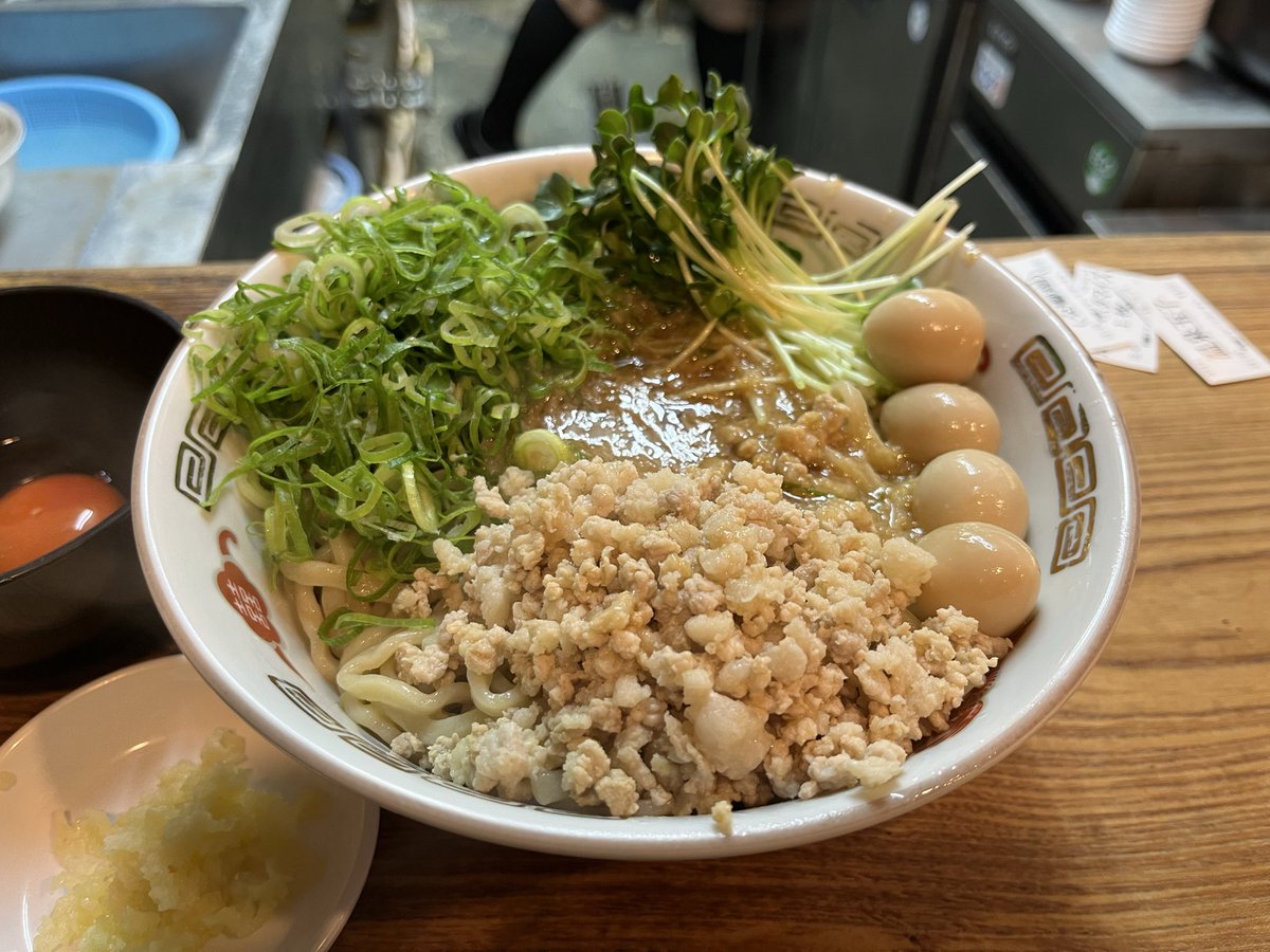 garasuno's tweet photo. #特麺コツ一丁ラーメン
KKM(交響麺(ニンニク))¥750
KKMカスタマイズ(ウズラ3個増し)¥80
生卵¥100
今月のコツ一丁はKKMの日に！外待ち8名で並びは落ち着いてきたかな。
KKMは安定して美味いですな！背脂、ひき肉、ネギ、カイワレの組み合わせもよし！ミニライス売り切れだけが残念でしたw
#KKM #交響麺 https://t.co/h16D02VTvH