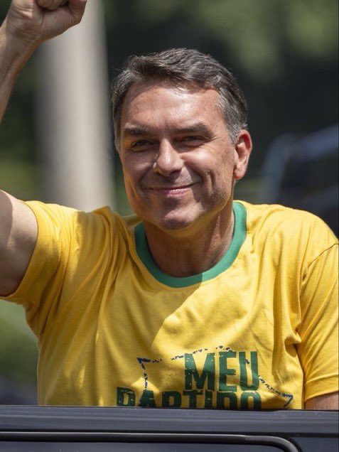 poponze's tweet photo. Pesquisa Palver, que acertou o resultado do primeiro turno, aponta disputa acirrada entre Flávio Bolsonaro (50,5%) e Lula (49,5%). https://t.co/kewxQiWUey