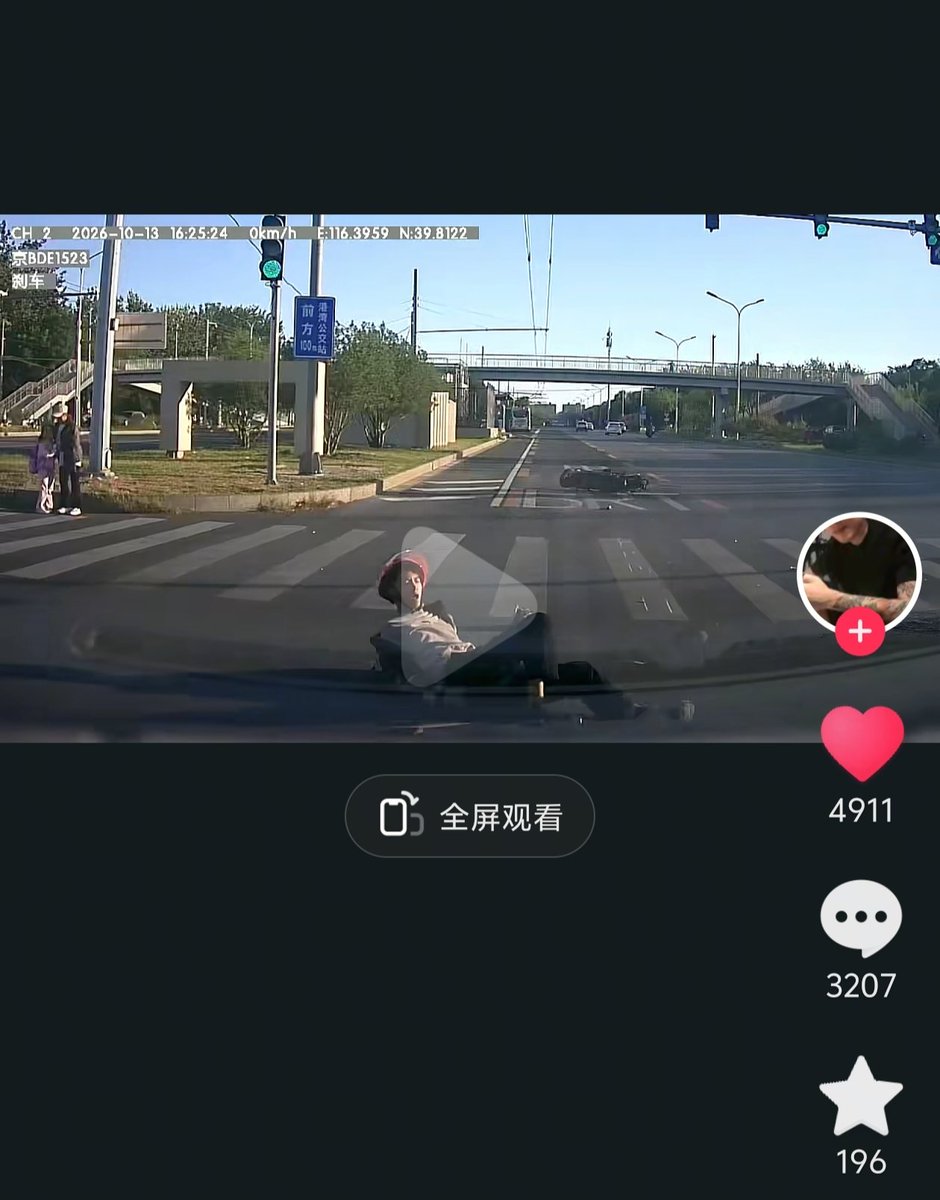 QunhuiWode18427's tweet photo. 这种窜🚥被撞镜头语言，就是某种意义上
《网络台式王八拳》
吃大嘴巴子才长记性[逞强落泪] 好话反正是听不进了[捂脸] https://t.co/kZJxjlsiV3