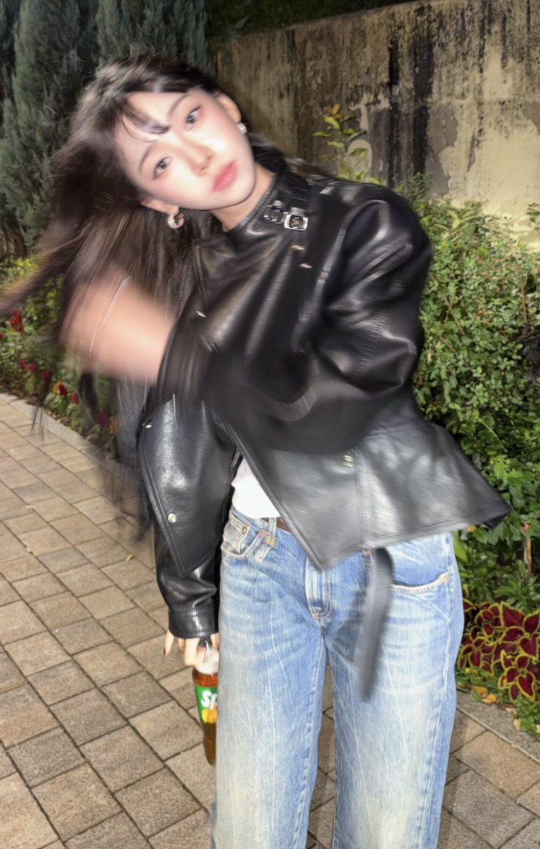 ujiminphoria's tweet photo. KARINA IN LEATHER JACKET OMFG https://t.co/tfkwQGTZaV