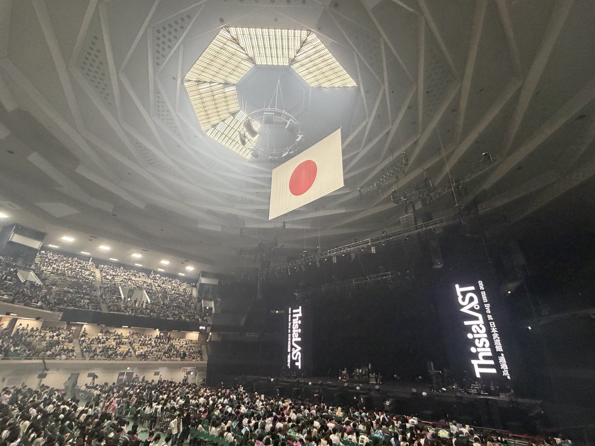 tamiyan1978's tweet photo. This is LAST  日本武道館
一時期ラストのチームの一員として
共にツアー回ってたので
ここまで来たかと感慨深かったな....
ずっと見放題の事も思ってくれてて
武道館 即完の今年の見放題も出てくれた
恩返しがデカすぎる！！愛の塊の2人
いつもいつもありがとね
"通過点"のその先の景色も期待してるよ https://t.co/CH4IkY0n5u