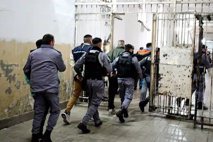Pulso_Federal's tweet photo. 🚨 Estuvo unas horas en Marcos Paz y la Justicia ordenó devolverlo a Devoto. Guillermo “El Concheto” Álvarez debía permanecer bajo condiciones especiales de alojamiento. El episodio ocurrió durante el traslado de presos. #PulsoFederal https://t.co/nRXTvPWvfy