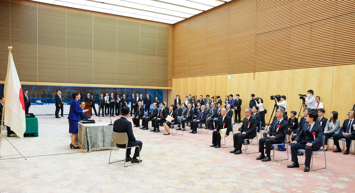 takaichi_sanae's tweet photo. 本日、「令和8年 安全安心なまちづくり関係功労者 表彰式」を開催し、15の個人・団体の皆様を表彰させていただきました。

安全安心なまちづくり関係功労者表彰を受賞された皆様は、平素から、それぞれの地域・分野で、防犯や再犯防止に関する取組にご尽力いただいている皆様です。

長年にわたる多大なご貢献に対し、心より敬意を表し、感謝を申し上げました。

良好な治安は、「日本列島を、強く豊かに」するための基盤であり、地域の防犯パトロール、サイバー空間の安全利用に関する広報啓発、犯罪をした人の社会復帰支援などの活動は、地域の暮らしと安全を守るために不可欠なものです。

政府としても、各地域で活動されている皆様と一層連携し、安全で安心して暮らせる国を創るため、全力で取り組んでいきます。

表彰を受けられた皆様の益々のご活躍を、お祈り申し上げます。