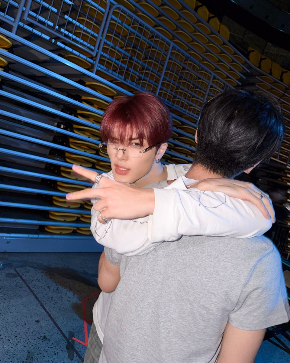 P0ki_a's tweet photo. 흑발에 싹싹민 뒷머리 ㅈㄴ아름다워서 쓰러짐 https://t.co/VWiTL5BQdd