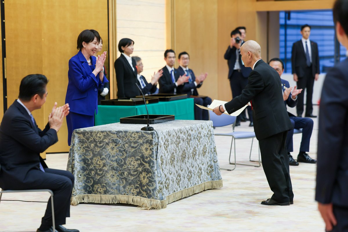 takaichi_sanae's tweet photo. 本日、「令和8年 安全安心なまちづくり関係功労者 表彰式」を開催し、15の個人・団体の皆様を表彰させていただきました。

安全安心なまちづくり関係功労者表彰を受賞された皆様は、平素から、それぞれの地域・分野で、防犯や再犯防止に関する取組にご尽力いただいている皆様です。

長年にわたる多大なご貢献に対し、心より敬意を表し、感謝を申し上げました。

良好な治安は、「日本列島を、強く豊かに」するための基盤であり、地域の防犯パトロール、サイバー空間の安全利用に関する広報啓発、犯罪をした人の社会復帰支援などの活動は、地域の暮らしと安全を守るために不可欠なものです。

政府としても、各地域で活動されている皆様と一層連携し、安全で安心して暮らせる国を創るため、全力で取り組んでいきます。

表彰を受けられた皆様の益々のご活躍を、お祈り申し上げます。