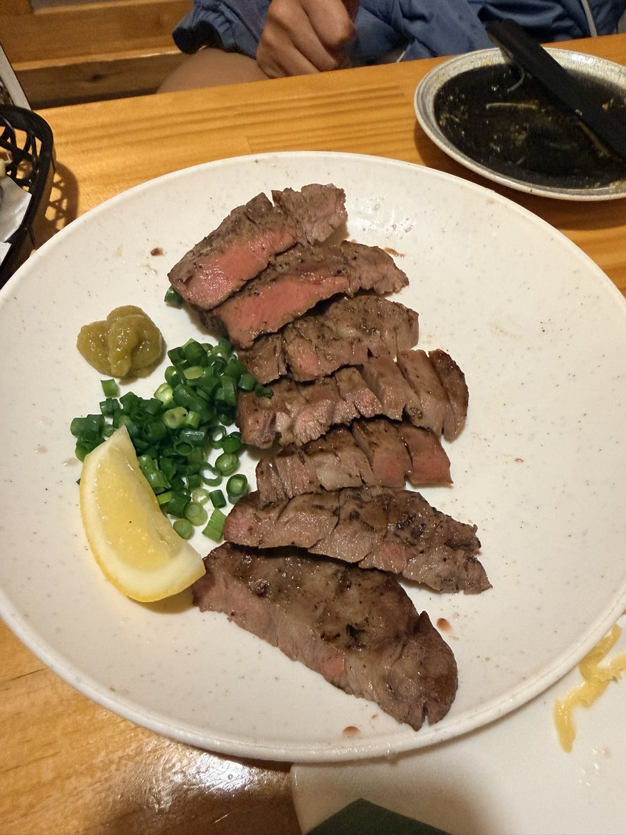 NANALADYvy's tweet photo. 今日は美味しいものをいっぱい食べて幸せ〜🥰💕
お刺身もお肉も最高でした😋✨

みんなはお刺身とお肉、どっちが好き？❤️

#グルメ #美味しいもの好き #幸せな時間 https://t.co/09SXbSl0CK