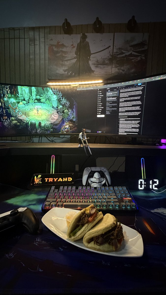 tryahdd's tweet photo. Am I the only one that eats while working? https://t.co/Gl1NfmWqFC