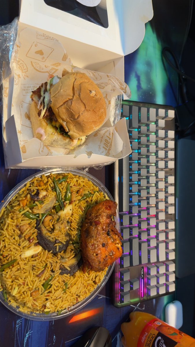 tryahdd's tweet photo. Am I the only one that eats while working? https://t.co/Gl1NfmWqFC