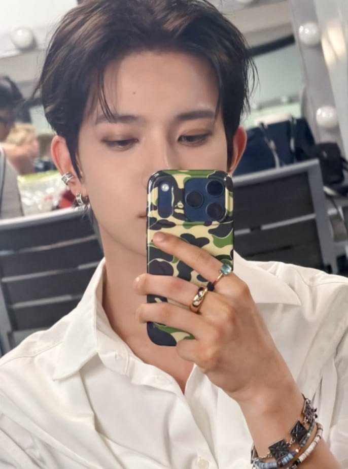 cuddlyheeseung's tweet photo. evan’s taste in rings is so immaculate 🔥 https://t.co/GTEbAmeEVG