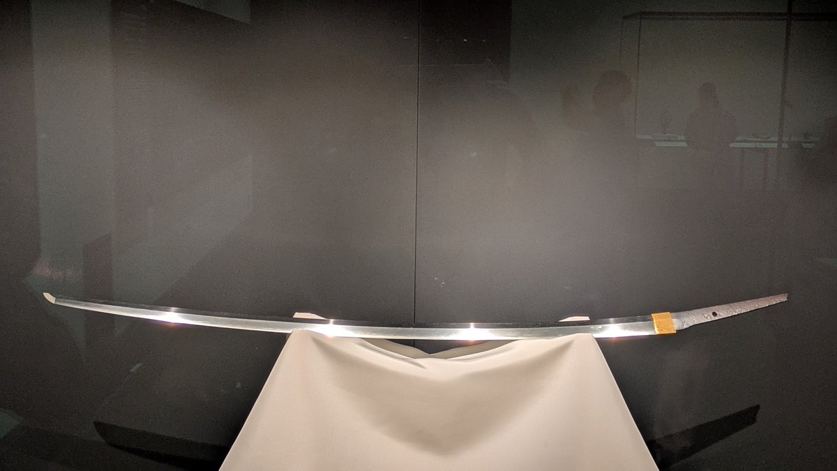 saniwa1043's tweet photo. もうすぐ奥に引っ込んでしまわれるので、今日何とか間に合わせました。お久しぶりです三日月さま🌙打除けが多いゆえ三日月、の美を堪能いたしました。
そして、うちの初期短刀厚くん。頼もしい分厚さでありがたく拝見いたしました。
記念写真も上手く撮れました。ありがとうみんな✨️ https://t.co/AK1lgtWeNx