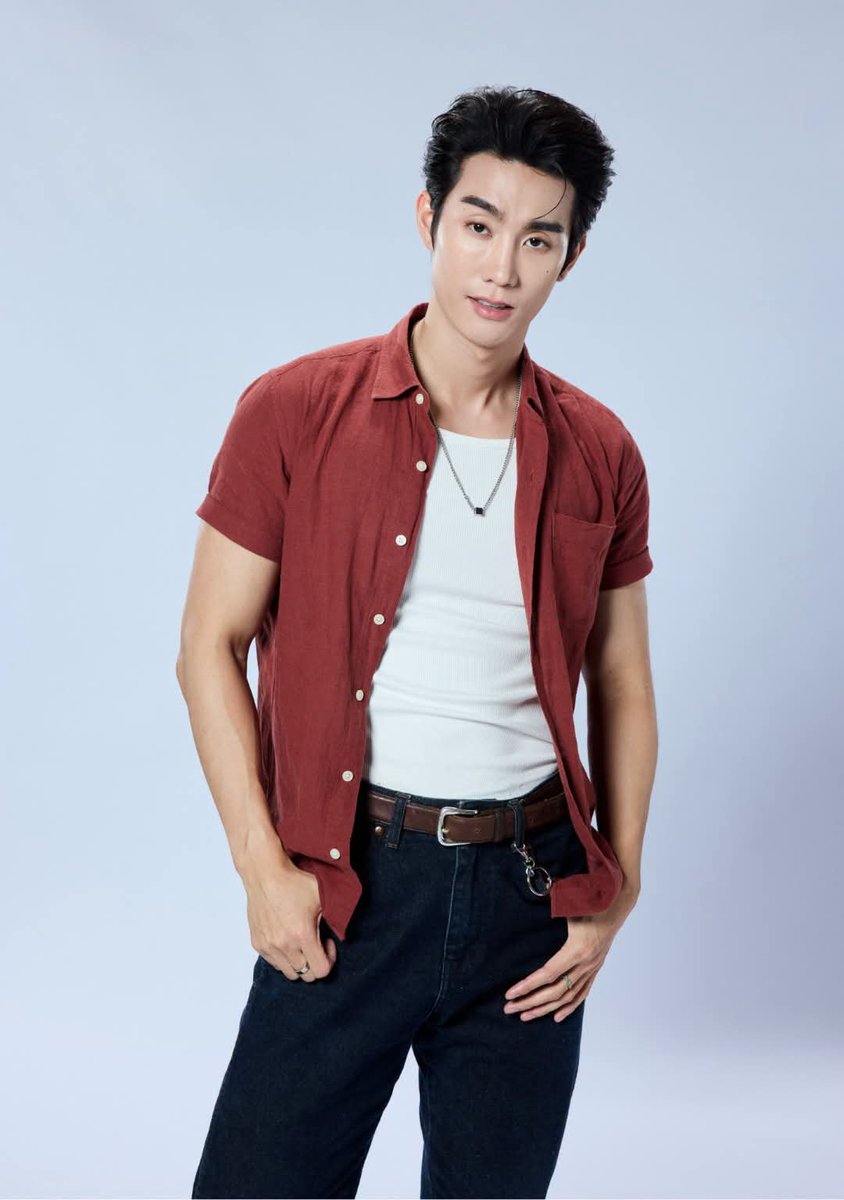 pangmak2026's tweet photo. ปังมาก!
เตรียมรับแรงกระแทก! “ฟอส-บุ๊ค” ปะทะ “เกรท-ไบร์ท” เปิดศักราชซีรีส์วายสายบู๊!!  ในซีรีส์ “หงเสนคลุกฝุ่น Lovers &amp; Gangsters” เริ่มตอนแรก 30 ตุลาคมนี้ 

#LoversAndGangsters
#หงเสนคลุกฝุ่น
#fforce_ #kasibook
#grtsp #brightrpp https://t.co/MCZDAKhuUa