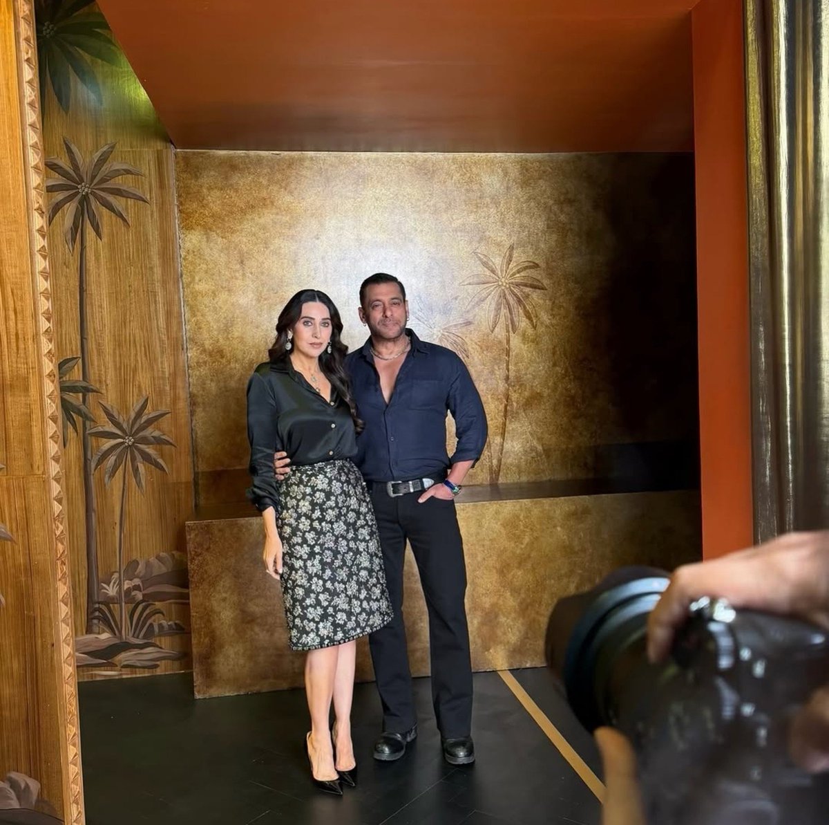 IBeingAdarsh_'s tweet photo. LATEST: Latest Instagram Post of Karisma Kapoor!🔥 #SVC63 

The most loved 90s Pair.. Other one's needed strong PR but Sallu and Lolo Are loved by General public. #SalmanKhan https://t.co/aoTcrqVYpR