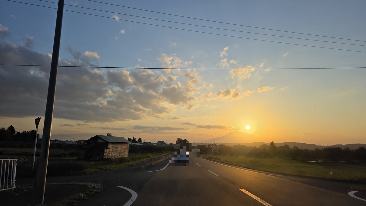hena229's tweet photo. 昨日、一昨日の夕焼け https://t.co/4rAlpx026E