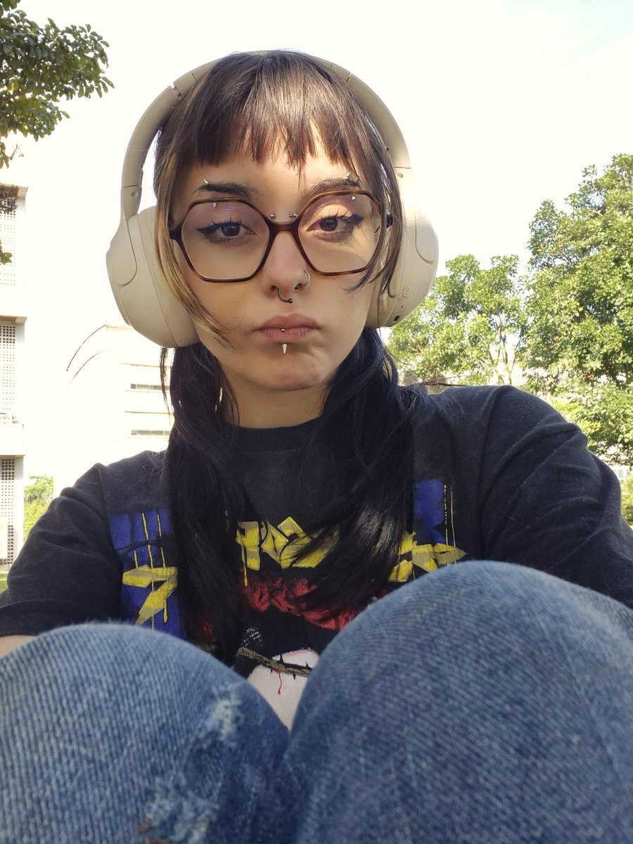 putridarium's tweet photo. ouçando musicas https://t.co/XBG173SsFV